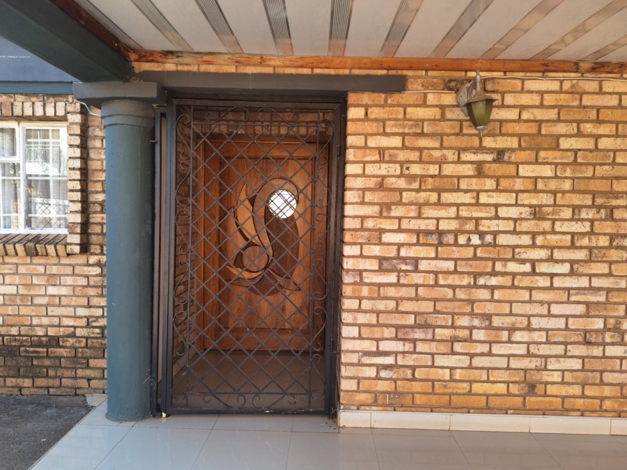 4 Bedroom Property for Sale in Mohadin North West